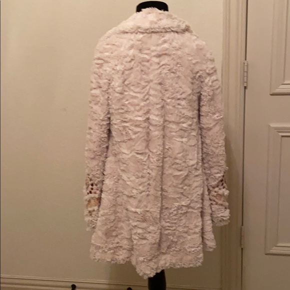 Free People Faux fur coat Like New! - Picture 3 of 6